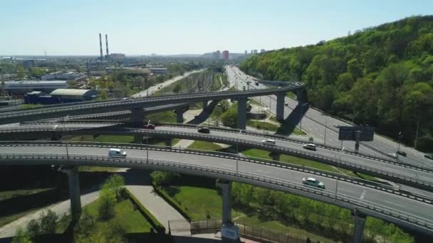 Kyiv, Ukrayna - 23 Nisan 2020: Hareket halindeki arabalarla yol kavşağının havadan görünüşü. — Stok video