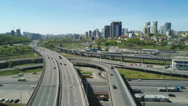 Kiev, Oekraïne - 23 april 2020: Bovenaanzicht vanuit de lucht van wegkruising met rijdende auto 's. — Stockvideo