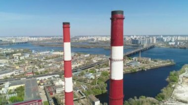 Güneşli bir günde dumansız büyük kırmızı ve beyaz bacanın hava aracı görüntüsü