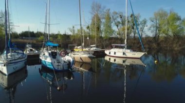 Yat kulübünün rıhtımındaki hava manzaralı yatlar. 24 Nisan 2020, Ukrayna