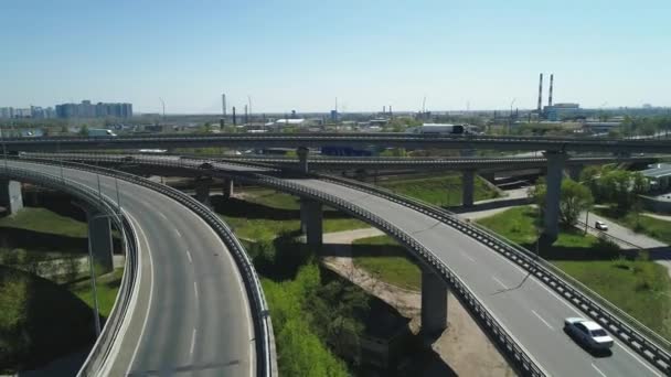 Kiev, Ucrania - 23 de abril de 2020: Vista aérea del cruce de carreteras con automóviles en movimiento . — Vídeo de stock