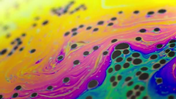 Renkli soyut arkaplan sıvısı gökkuşağı renkleri hareket halinde, makro çekim — Stok video