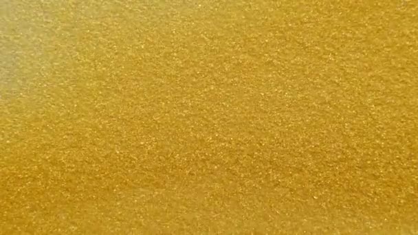 Particules d'encre d'or réagissant dans l'eau Création abstraite beau fond 