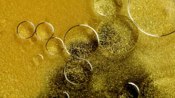 Gold Ink Částice abstraktní pozadí s olejovými bublinami, close-up — Stock video