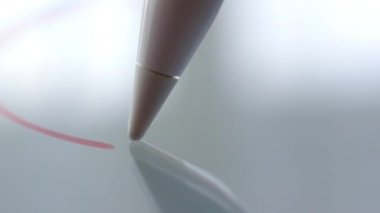 Makro Takip Çekimi, dijital tablete kurşun kalemle çizim yapan bir ressam eli. Kalem, Kameraya Bağlıdır. Tutunaklı Çekim.