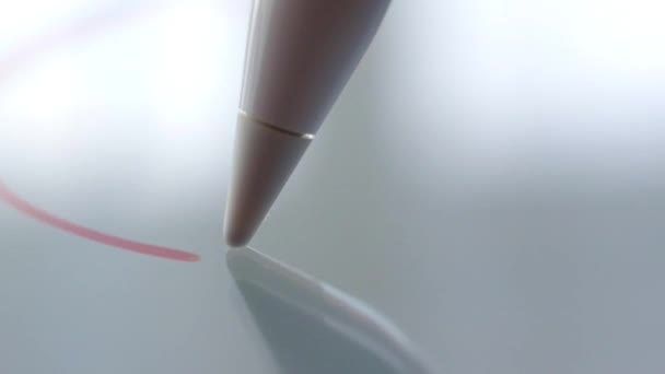 Macro Follow Plan d'un artiste dessinant à la main sur une tablette numérique avec crayon. Crayon est connecté à la caméra. Prise de vue .