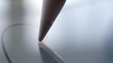 Makro Takip Çekimi, dijital tablete kurşun kalemle çizim yapan bir ressam eli. Kalem, Kameraya Bağlıdır. Tutunaklı Çekim.