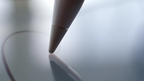 Macro Follow Shot egy művész kezét rajz egy digitális tabletta ceruzával. A ceruza csatlakozik a kamerához. Szorított lövés.. — Stock videók