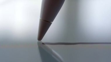 Makro Takip Çekimi, dijital tablete kurşun kalemle çizim yapan bir ressam eli. Kalem, Kameraya Bağlıdır. Tutunaklı Çekim.