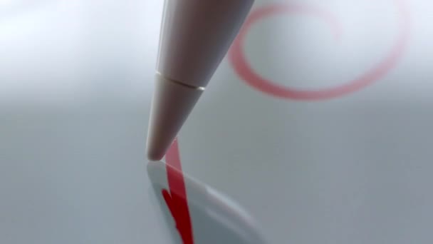 Macro Follow Plan d'un artiste dessinant à la main sur une tablette numérique avec crayon. Crayon est connecté à la caméra. Prise de vue .