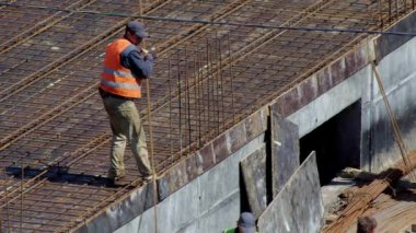 İnşaat alanı, spor merkezi inşa etme süreci, bina betondan yapılmış. 18 Mayıs 2020 Kyiv, Ukrayna