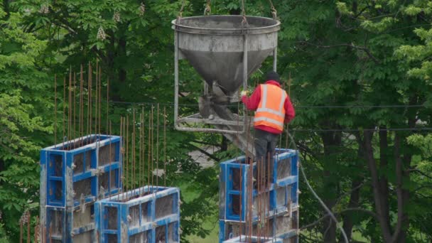 Staveniště, proces budování sportovního centra, budova je z betonu. 20. května 2020 Kyjev, Ukrajina — Stock video