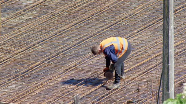 Staveniště, proces budování sportovního centra, budova je z betonu. 18. května 2020 Kyjev, Ukrajina — Stock video