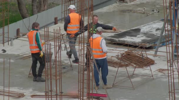 Le chantier, le processus de construction d'un centre sportif, la construction est faite de béton. 20 mai 2020 Kiev, Ukraine — Video