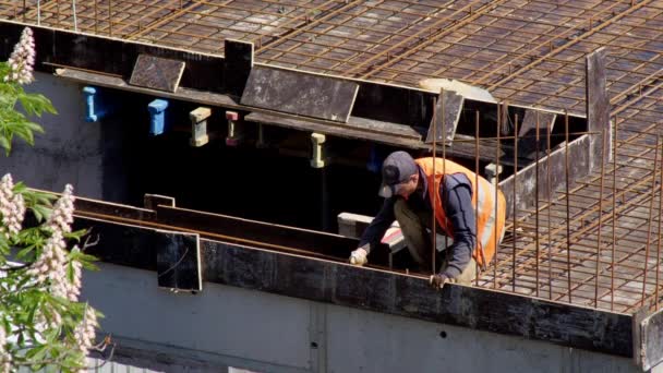 Строительная площадка, процесс строительства спорткомплекса, здание выполнено из бетона. 18 мая 2020 г. Киев, Украина — стоковое видео