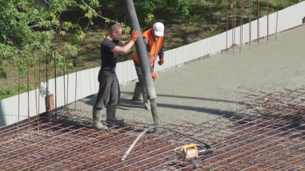 Lokasi konstruksi, proses membangun pusat olahraga, bangunan terbuat dari beton. 18 Mei 2020 Kyiv, Ukraina — Stok Video