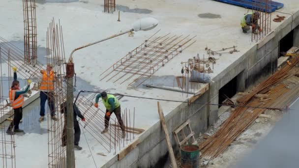 Lokasi konstruksi, proses membangun pusat olahraga, bangunan terbuat dari beton. 20 Mei 2020 Kyiv, Ukraina — Stok Video