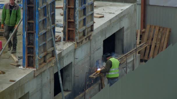 Canteiro de obras, o processo de construção de um centro desportivo, edifício é feito de concreto. Maio 20, 2020 Kiev, Ucrânia — Vídeo de Stock