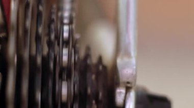 Arka bisiklet kasetinin yakın plan görüntüsü. Zincirle dönüyor. Makro çekim