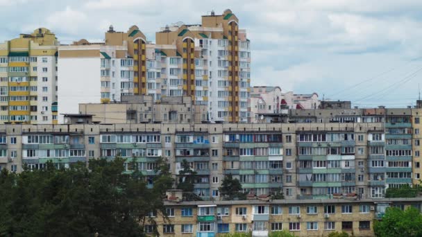 Casas de painéis de vários andares. Antigo edifício residencial da URSS com novos edifícios de fundo . — Vídeo de Stock