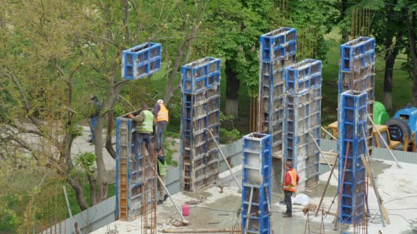 Byggarbetsplats, processen att bygga ett sportcenter, byggnaden är gjord av betong. 20 maj 2020 Kiev, Ukraina — Stockvideo