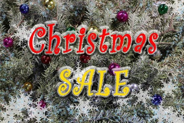 Χριστούγεννα πώληση σημάδι με το πεύκο δέντρο φόντο και νιφάδες χιονιού — Φωτογραφία Αρχείου