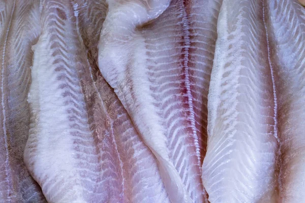 Filetti di pesce crudo pronti da cuocere — Foto Stock