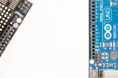 Arduino Uno kurulu ayrıntıları ve prototip kalkanın fotoğrafı