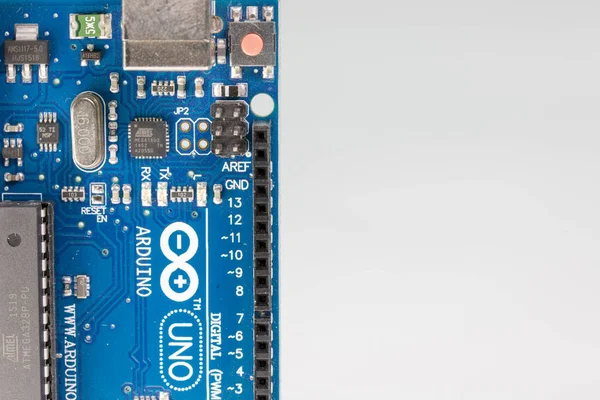 Fotografie z podrobnosti o desce Arduino Uno, italský technologie — Stock fotografie