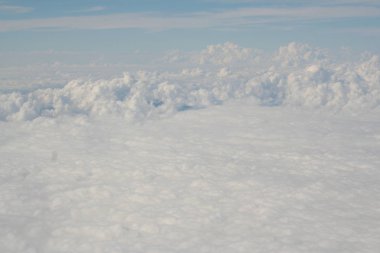 Bulutların üzerinde çekindiğini