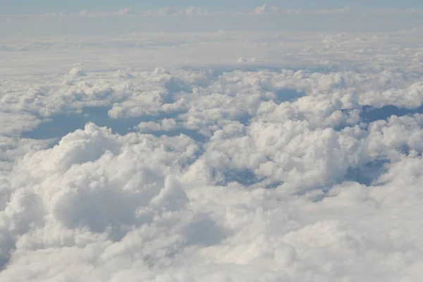 Bewölkter Himmel vom Flugzeug aus gesehen — Stockfoto