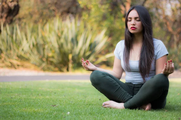 Joven estudiante latina practicando yoga en el campus —  Fotos de Stock