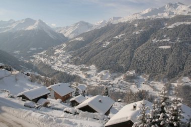 İsviçre dağ mimarisi, chalet binalar şeklinde.