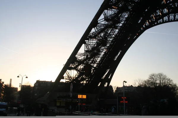 Torre Eiffel in controluce dettagli della struttura di base — Foto Stock