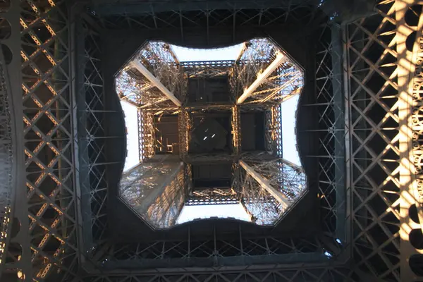 Eiffel tower seing underifrån, galler av tunga stjäla, paris Frankrike — Stockfoto