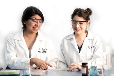 Bilim projede çalışan iki laboratuvar arkadaşları
