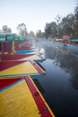 Güzel trajineras, el-boyalı geleneksel renkli deniz araçları Xochimilco Kanallar içinde gezinmek için kullanılan