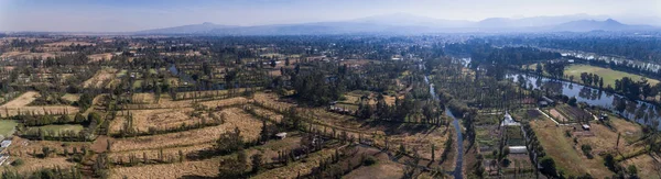 Hava atış Xochimilco bitkileri, chinampas ve su kanalları