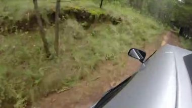 Dodge Durango 'daki Pov bir kır yolunda araba sürüyor.