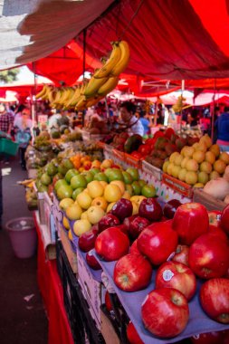 Villa Panamericana, Cdmx, Meksika, 5 Aralık 2019: Meksika 'da tipik bir pazar yerinde meyve standı