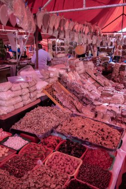 Villa Panamericana, Cdmx, Meksika, 5 Aralık 2019: Mexico City sokak pazarında kuru meyve ve tohum standı