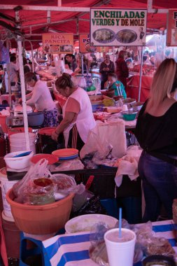 Villa Panamericana, Cdmx, Meksika, 5 Aralık 2019: Quesadillas ve diğer takoların hazırlanması tipik bir Meksika sokak pazarında