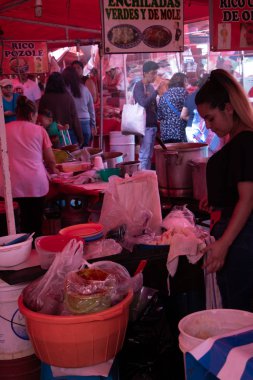 Villa Panamericana, Cdmx, Meksika, 5 Aralık 2019: Quesadillas ve diğer takoların hazırlanması tipik bir Meksika sokak pazarında