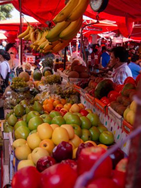 Villa Panamericana, Cdmx, Meksika, 5 Aralık 2019: Meksika 'da tipik bir pazar yerinde meyve standı