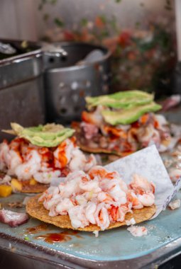 Ensenada 'nın otantik karides tostadası. En iyi deniz ürünleri arabası.