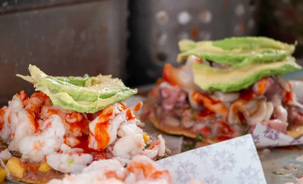 Ensenada 'nın otantik karides tostadası. En iyi deniz ürünleri arabası.