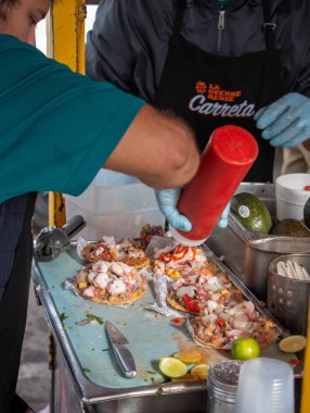 Ensenada 'nın sokak taco arabasında karides hazırlığı.
