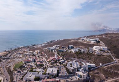 Ensenada tepelerinde yayılan orman yangını yerleşim alanlarını tehdit ediyor