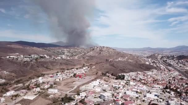 Tiro Aéreo Incêndios Ameaçadores Ameaçando Cidade Ensenada — Vídeo de Stock