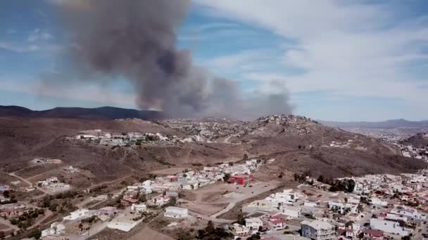 Colpo Aereo Minacciosi Incendi Selvaggi Che Minacciano Città Ensenada — Video Stock